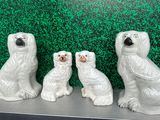 trois figurines d'ours polaires posées sur une étagère