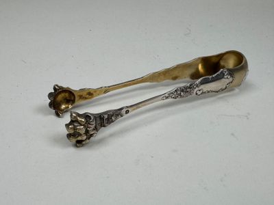 une paire de cuillères en argent ornées de fleurs, posées sur une table