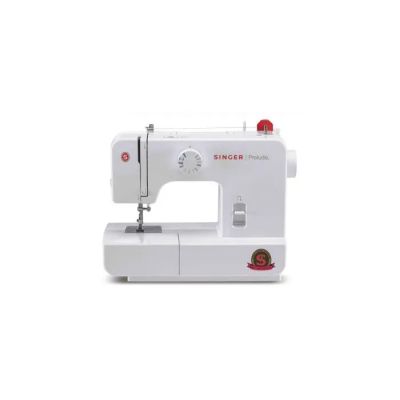 La machine à coudre est blanche et comporte un bouton rouge.