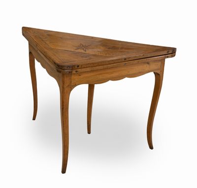 une image représentant une table en bois dont le plateau a la forme d'un triangle