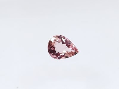 un gros plan d'un diamant rose sur fond blanc