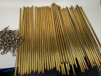 un tas de tiges métalliques dorées posées sur une table