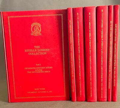 six livres rouges sont alignés sur une table