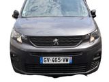 une voiture garée sur le côté de la route
