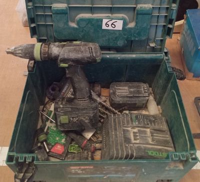 une boîte verte contenant des outils, posée sur une table