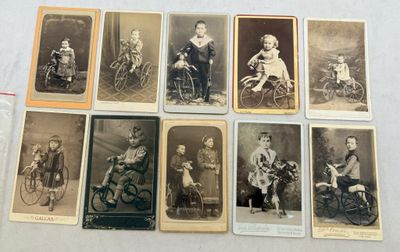 plusieurs photos anciennes représentant des enfants en fauteuil roulant, posées sur une table