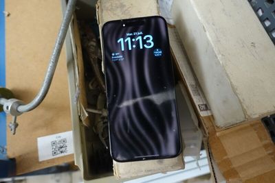 un téléphone posé dans une boîte sur une table
