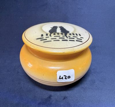 un bocal jaune muni d'une étiquette, posé sur une surface bleue