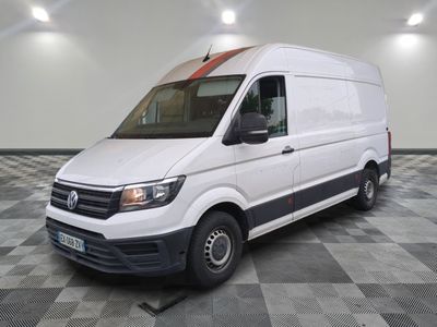 la camionnette blanche est garée dans une grande pièce au sol en damier