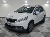 la petite voiture blanche est garée dans une grande pièce