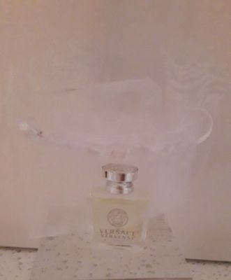 un flacon de parfum posé sur une table