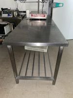 Deux tables en inox à claies médianes Dimensions : 84 x 75 x… (photo 2)