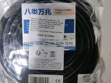 un câble noir emballé dans un sachet en plastique