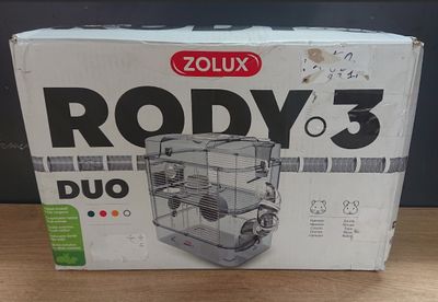 une boîte posée sur une table, dont le couvercle est ouvert