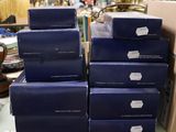 plusieurs boîtes sont empilées sur une table