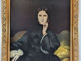 tableau représentant une femme en robe noire assise sur un canapé