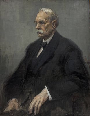 portrait d'un homme en costume-cravate, assis sur une chaise