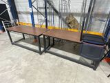deux tables et une chaise dans l'entrepôt