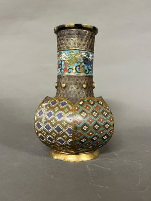 un vase posé sur une table à fond gris