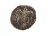 Gros plan sur une pièce de monnaie ornée d'un aigle
