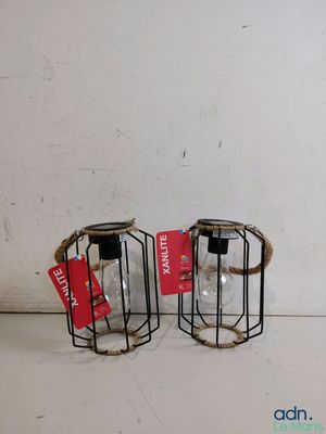 deux bocaux en verre munis d'étiquettes, posés sur une surface blanche