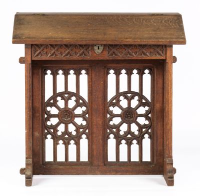 une vieille table en bois avec deux portes et un tiroir sur le dessus