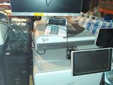 une image représentant un ordinateur de bureau posé sur une pile de matériel informatique