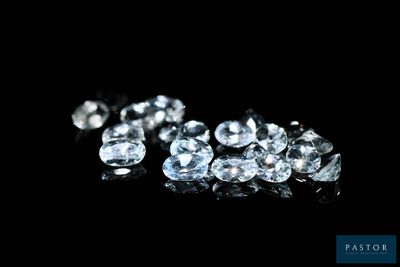 une poignée de diamants sur fond noir
