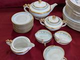 plusieurs assiettes et tasses sur une table avec une nappe rouge