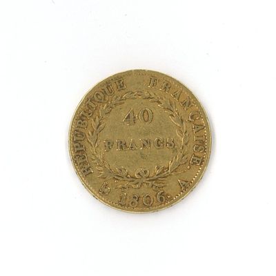 une vieille pièce de monnaie sur laquelle figure le chiffre 40 sur un fond blanc
