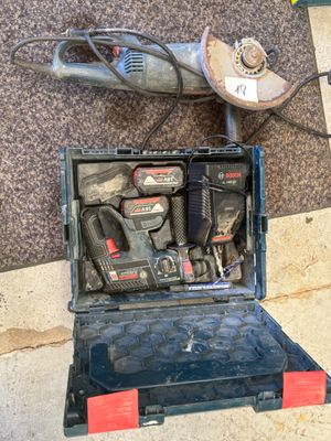 une boîte à outils contenant des outils, posée sur le sol