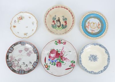 six assiettes ornées de motifs différents, posées sur un fond blanc