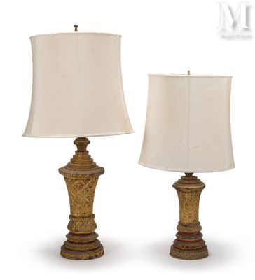 une paire de lampes de table, chacune dotée d'un abat-jour blanc