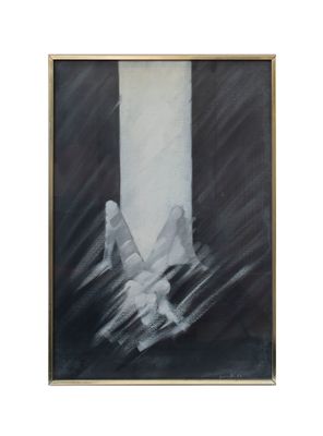 tableau en noir et blanc encadré représentant une paire de pieds dans une embrasure de porte