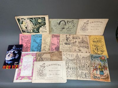 de nombreux livres posés sur une table, avec une horloge en arrière-plan