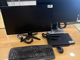 un bureau d'ordinateur équipé de deux écrans et d'un clavier
