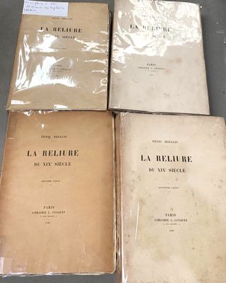 Quatre livres sont posés sur une table ; l'un est ouvert et l'autre est fermé.