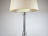 une lampe posée sur une table sur laquelle se trouve une autre lampe