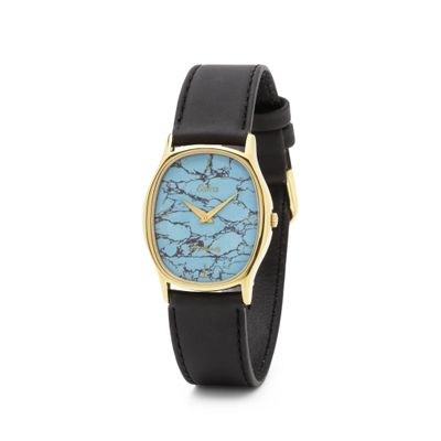 une montre en or avec un cadran en marbre bleu et un bracelet en cuir noir