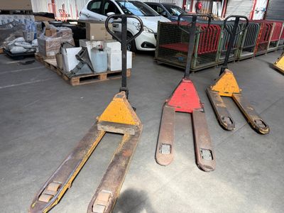de nombreuses palettes entreposées dans un entrepôt