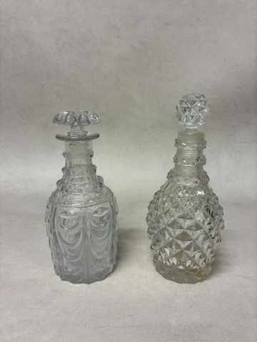 Deux carafes, une en verre, une en cristal (bouchon rapporté)