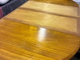 une table avec un plateau en bois dans un magasin