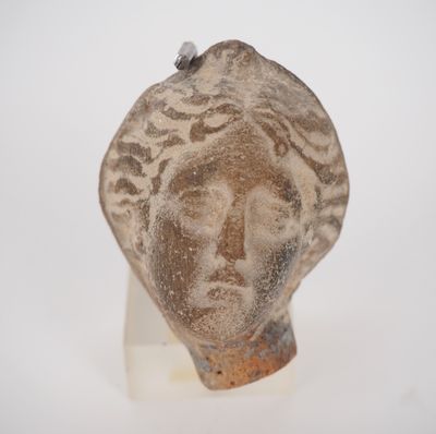 Tête de figurine de style antique en terre cuite. - Photo 1
