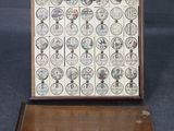 une photo d'une vitrine en bois sur laquelle se trouve une horloge