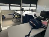 un bureau sur lequel est posé un sac à dos, dans un bureau