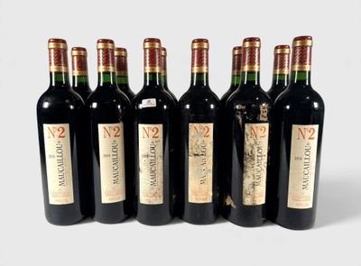 six bouteilles de vin sont alignées sur une surface blanche