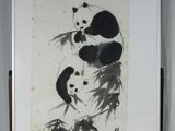 une photo de deux pandas assis sur un chevalet