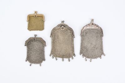 trois pochettes anciennes en maille d'argent et une pochette à chaîne dorée