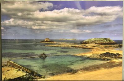 une photo d'une photo représentant une plage et un plan d'eau