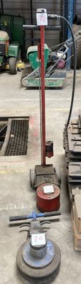a machine that is sitting on the floor in the garage